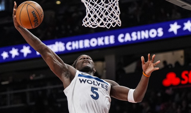 爱德华兹：我第四节就打低位&amp;我练了一夏天 因为我总被各种包夹