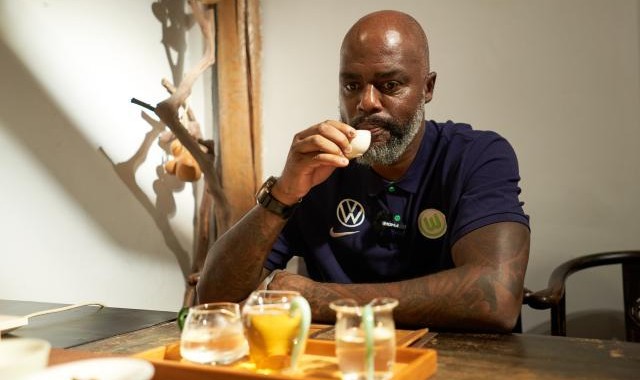 360直播吧-【对话】喝茶侃球漫步北京，格拉菲特回忆德甲岁月